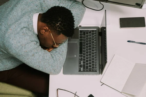 Hombre Negocios Negro Cansado Durmiendo Escritorio Después Trabajar Todo Día — Foto de Stock