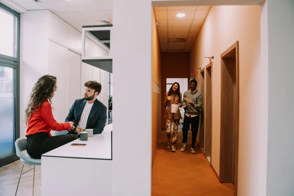Ofiste Turuncu Bir Salonda Yürürken Çok Irklı Bir Çift Eğleniyor — Stok fotoğraf