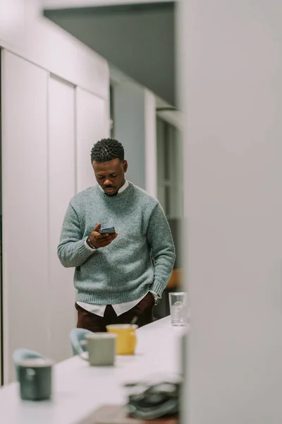 Stijlvolle Zwarte Man Bedrijf Peron Werken Zijn Telefoon Keuken Kantoor — Stockfoto