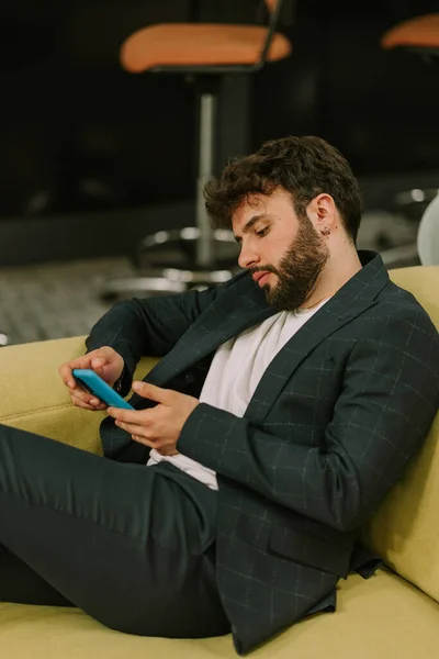 Ein Müder Gut Aussehender Geschäftsmann Scrollt Auf Seinem Handy Während — Stockfoto