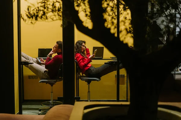 Erkek Kadın Arkadaşları Modern Çalışma Alanındaki Ses Geçirmez Telefon Kulübesinde — Stok fotoğraf