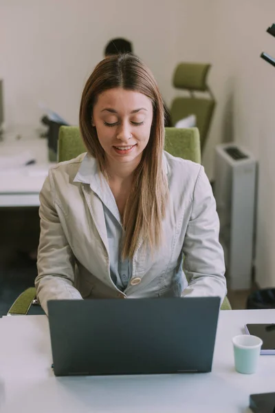 Ofis Masasında Otururken Bilgisayarında Daktilo Yazan Sarışın Kadınını Kapat — Stok fotoğraf