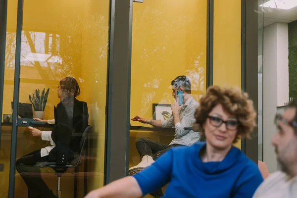 Νέοι Στιλάτοι Επιχειρηματίες Που Εργάζονται Ηχομονωτικό Τηλεφωνικό Θάλαμο Στο Γραφείο — Φωτογραφία Αρχείου