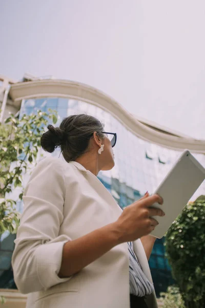 Schöne Geschäftsfrau Betrachtet Das Gebäude Stehen Und Hält Ihr Tablet — Stockfoto
