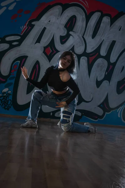 Danseuse Vêtements Sport Accroupi Sur Piste Studio Danse Moderne Vous — Photo