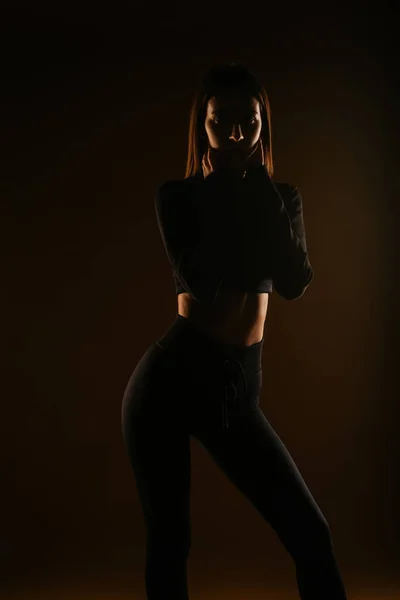 Молода Приваблива Дівчина Чорному Спортивному Одязі Торкається Шиї — стокове фото
