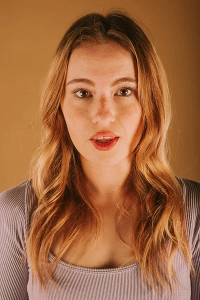 Portrait Beautiful Girl Freckles Posing Studio — Stock Photo, Image