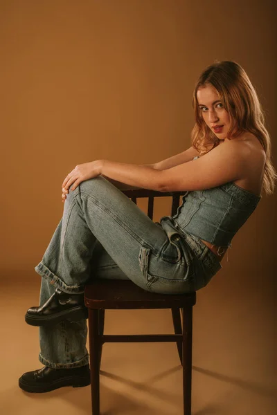 Beautiful Blonde Girl Posing Her Leg Chair Studio — Stock Photo, Image