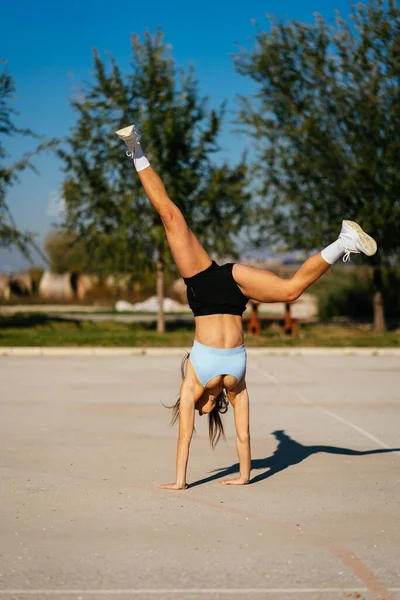 Egy Sportos Lány Aki Jól Érzi Magát Parkban Kezén Áll — Stock Fotó