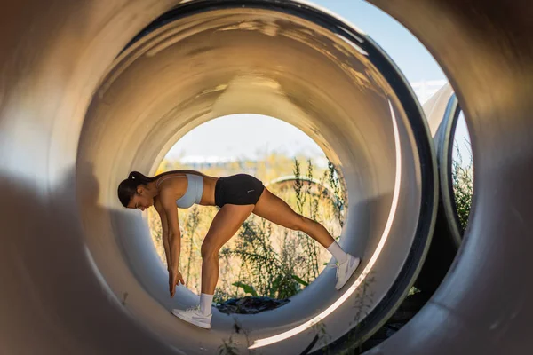 Fit Girl Fazendo Exercícios Tubo Água Gigante Parque Dia Muito — Fotografia de Stock