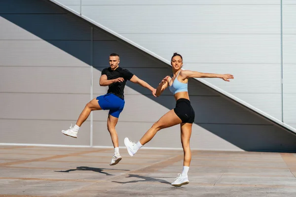 Sportief Stel Dat Samen Traint Bewegen Vooruit Springen Strekken Hun — Stockfoto
