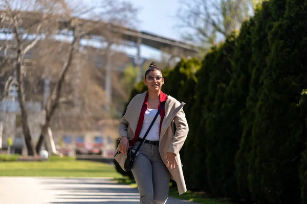 Beautiful Caucasian Brunette Woman Walk Outdoors Park — Stockfoto