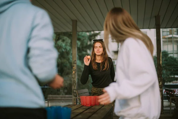 Skupina Přátel Hrající Pivní Pong Dřevěném Stole Při Stání — Stock fotografie