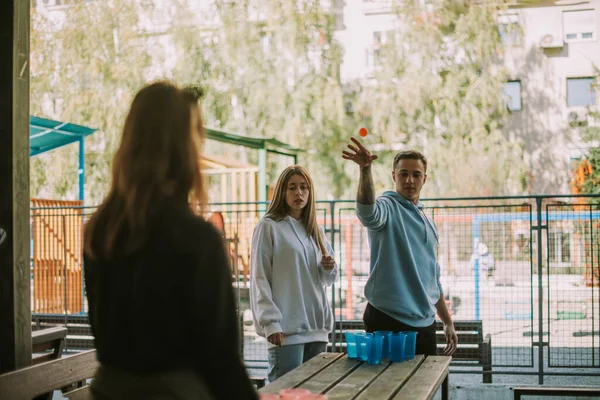 Yakışıklı Çocuk Arkadaşlarıyla Dikilirken Fincanlara Top Atıyor — Stok fotoğraf