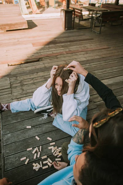 Όμορφη Ξανθιά Κοπέλα Παίζει Τζένγκα Και Διασκεδάζει — Φωτογραφία Αρχείου