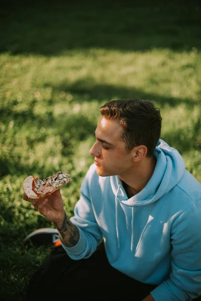 Schöner Junge Mit Pizza Auf Dem Rasen Park — Stockfoto
