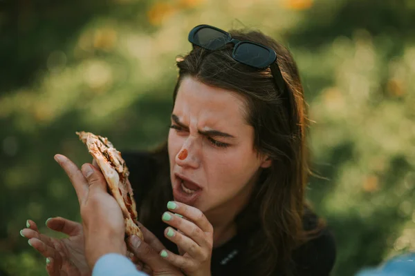 Nahaufnahme Von Mädchen Getting Pizza Slap Während Making Faces — Stockfoto