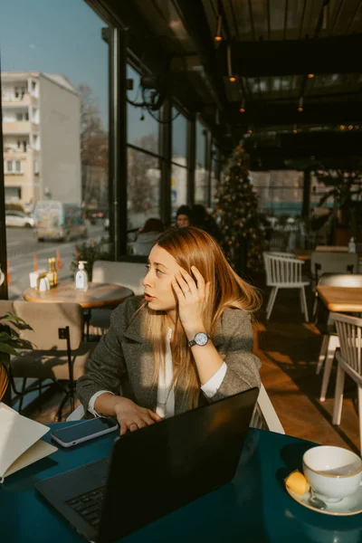 Schöne Blonde Geschäftsfrau Spricht Während Sie Café Sitzt — Stockfoto