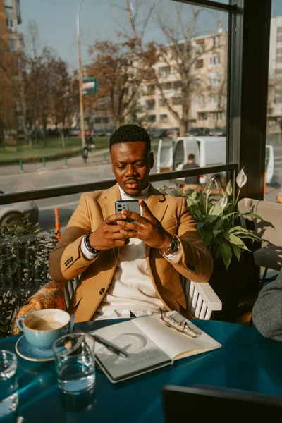 Красивый Бизнесмен Смотрит Телефон Сидя Кафе — стоковое фото