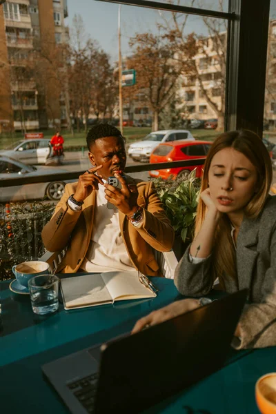 Adamı Kadını Şehirdeki Kafede Oturuyorlar — Stok fotoğraf