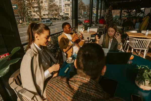 Grupo Gente Negocios Hablando Mientras Están Sentados Café —  Fotos de Stock