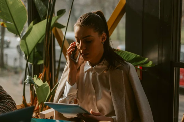 Güzel Bir Kadınının Kafede Otururken Bir Telefon Görüşmesi Yapmasına Yakın — Stok fotoğraf