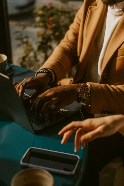 Close Business Man Typing His Laptop While Sitting Cafe — Stock Photo, Image