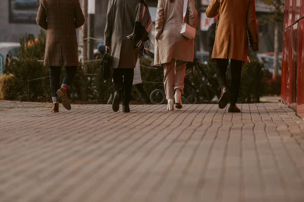 Primer Plano Gente Negocios Muy Elegante Caminando Por Calle —  Fotos de Stock