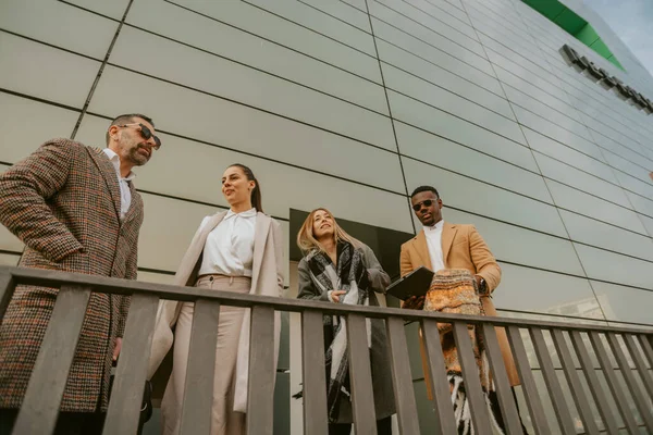 Vier Stylische Geschäftskollegen Stehen Neben Dem Metallzaun Gebäude — Stockfoto