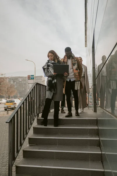 Blonde Geschäftsfrau Geht Die Treppe Hinunter Während Sie Den Laptop — Stockfoto