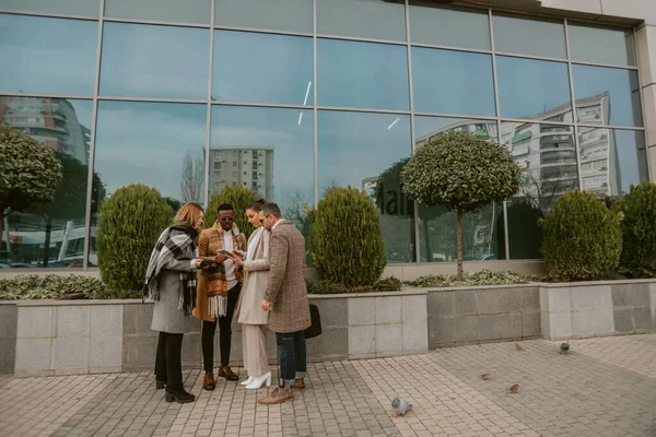 Binanın Önünde Beklerken Tablet Üzerinde Çalışan Dört Arkadaşı — Stok fotoğraf