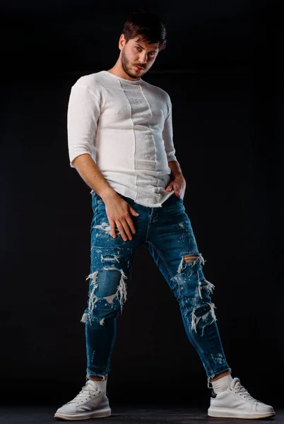 Modelo Masculino Jovem Atraente Posando Jeans Azul Top Branco Sapatos — Fotografia de Stock