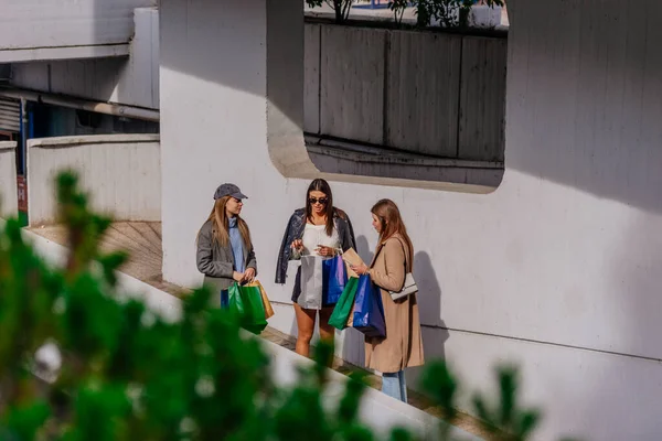 Trzy Dziewczyny Pokazują Sobie Kupiły Centrum Handlowym — Zdjęcie stockowe
