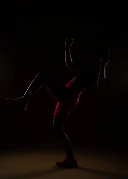 Γυναίκα Που Γυμνάζεται Κλωτσάει Γόνατο Αριστερό Πόδι Ψηλά — Φωτογραφία Αρχείου