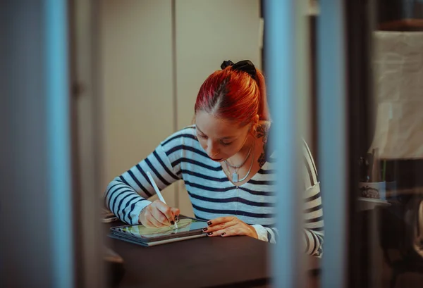 Zblízka Tetování Umělkyně Červenými Vlasy Kreslení Její Tablet Studiu — Stock fotografie