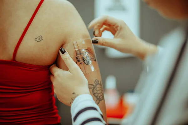 Крупним Планом Художник Татуювання Намагається Взяти Себе Захист Татуювання — стокове фото
