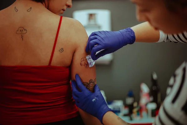 Primer Plano Del Artista Del Tatuaje Tomando Dibujo Del Tatuaje —  Fotos de Stock