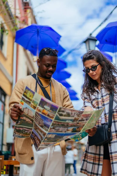 Dva Turističtí Přátelé Dívají Mapu Potloukají Městě — Stock fotografie