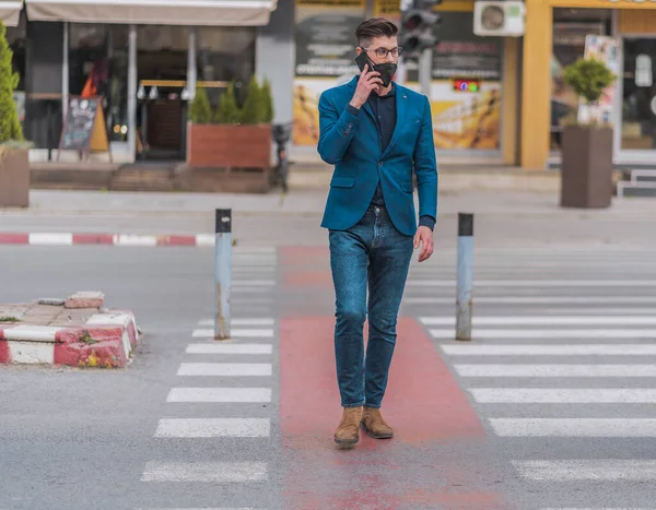 Moda Işadamı Cep Telefonuyla Konuşurken Bir Zebranın Içinden Geçiyor — Stok fotoğraf