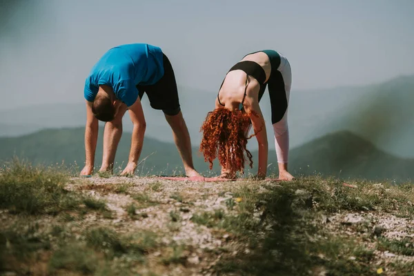 Primer Plano Pareja Yoga Haciendo Ejercicio Cima Montaña — Foto de Stock