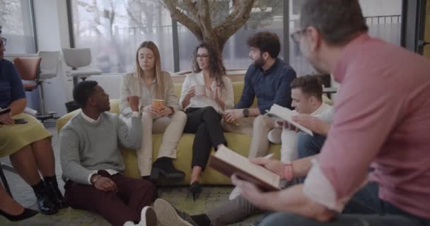 Grote Groep Van Diverse Mensen Hebben Een Brainstorming Vergadering Ideeën — Stockvideo