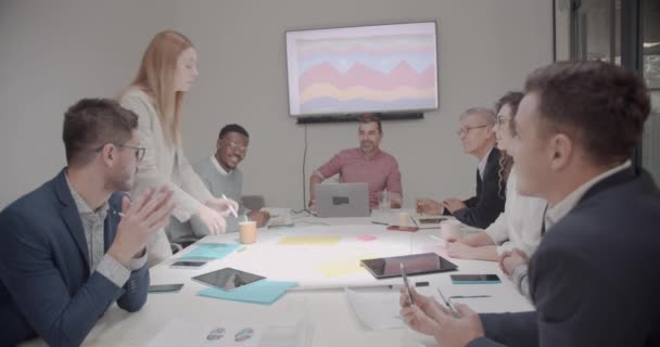 Kolegové Kteří Společně Vytvářejí Nápady Pro Budoucnost Firmy Prezentační Kanceláři — Stock video
