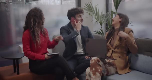 Vielfältige Und Multiethnische Junge Menschen Die Gemeinsam Büro Lounge Bereich — Stockvideo