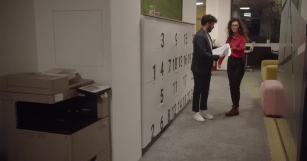 Коллеги Подходят Ксероксу Офисном Холле Оставляют Документы Ксероксе Современном Коворкинге — стоковое видео