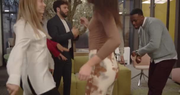 Ofiste Heyecandan Dans Eden Farklı Irklardan Meslektaşlarımız Büyük Bir Başarıyı — Stok video