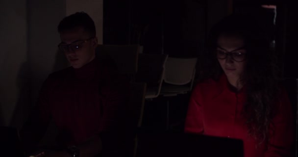 Ofiste Gece Çalışan Arkadaşları Geç Saatlere Kadar Fazla Mesai Karanlık — Stok video