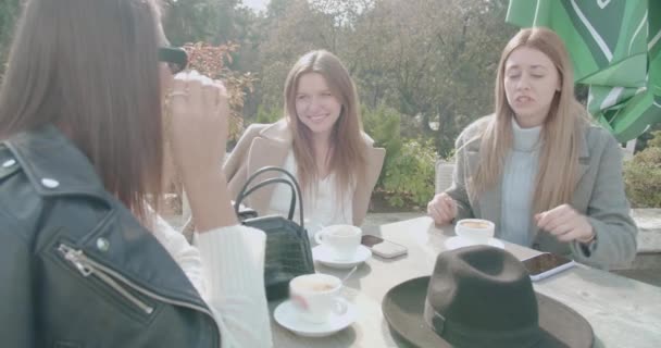 Tre Glada Kvinnor Dricker Kaffe Den Öppna Caféterrassen Solig Höstdag — Stockvideo