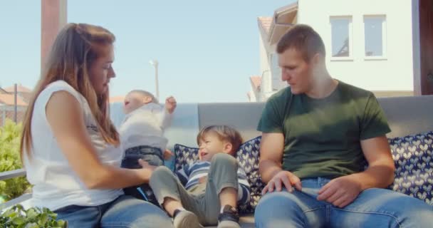 Piękna Matka Opiekuje Się Dzieckiem Gdy Płacze Przekazuje Ojcu — Wideo stockowe