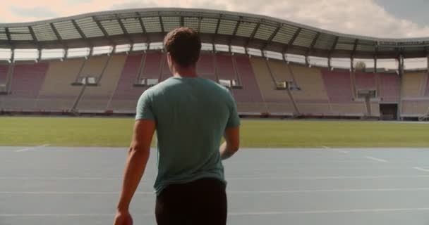 Mannelijke Sportman Loopt Een Stadion Binnen — Stockvideo