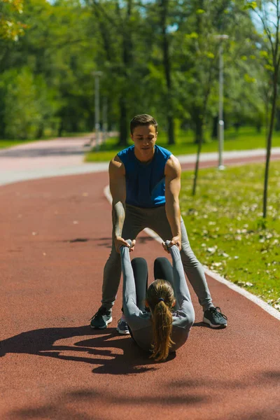 Jovem Casal Exercitando Alongando Juntos Chão Parque — Fotografia de Stock